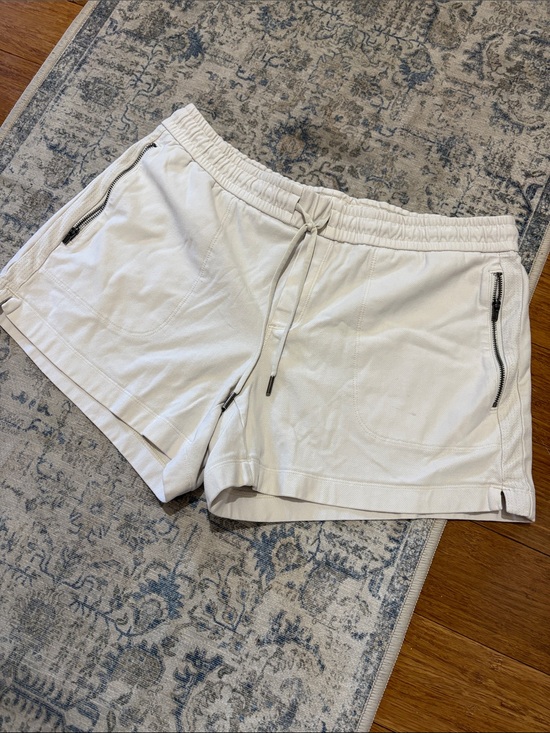 Athleta Pants - Athleta cream Drawstring elastic shorts Shorts with Zip Pockets - Sz 10